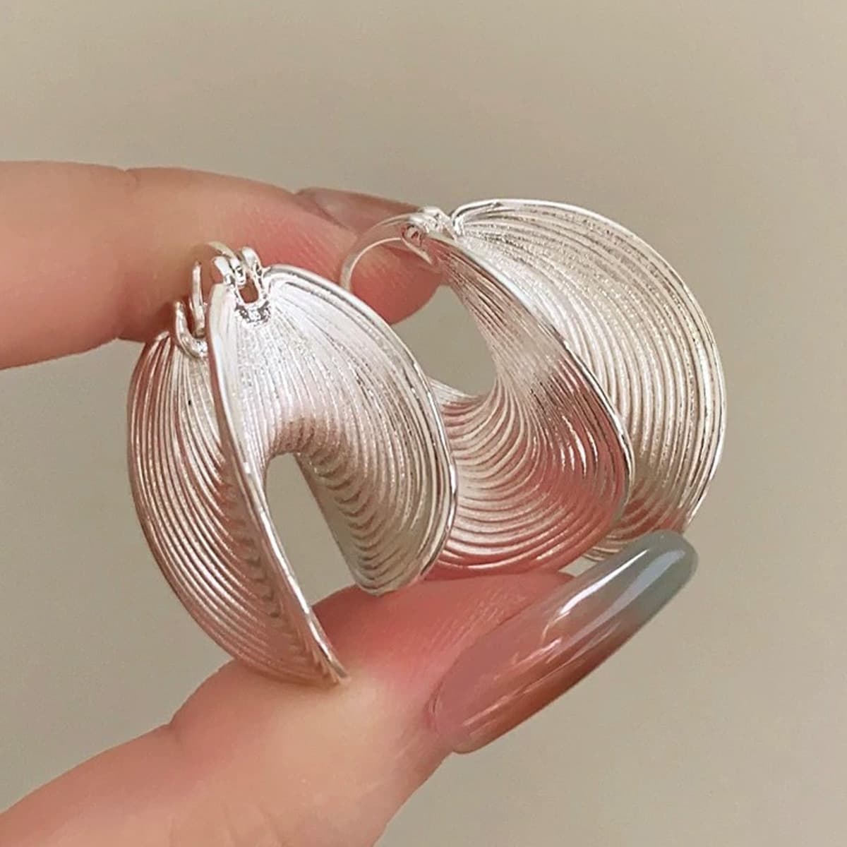 French metal retro temperament, high-end earrings, niche design, simple personality, exquisite freshness, trendy earrings 4