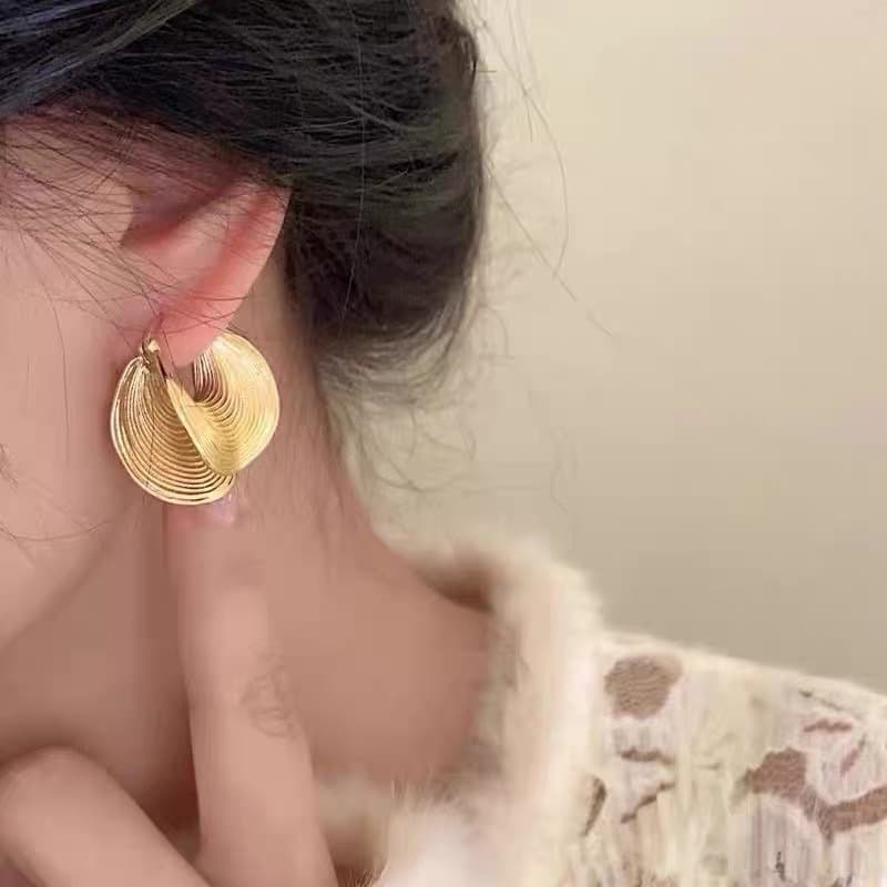 French metal retro temperament, high-end earrings, niche design, simple personality, exquisite freshness, trendy earrings 5