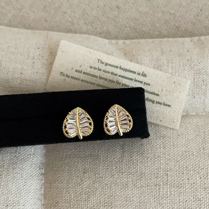 Simple and compact love zircon gold leaf earrings for women, light luxury temperament, unique fashion trend earrings