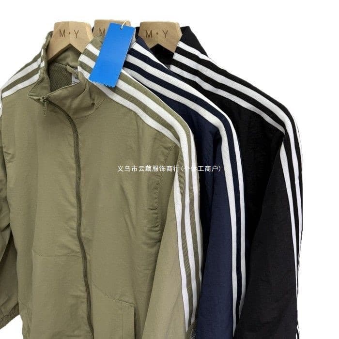 Classic three-stripe sports windbreaker for men and women, clover embroidered stand-up collar jacket, spring and autumn 41390 2