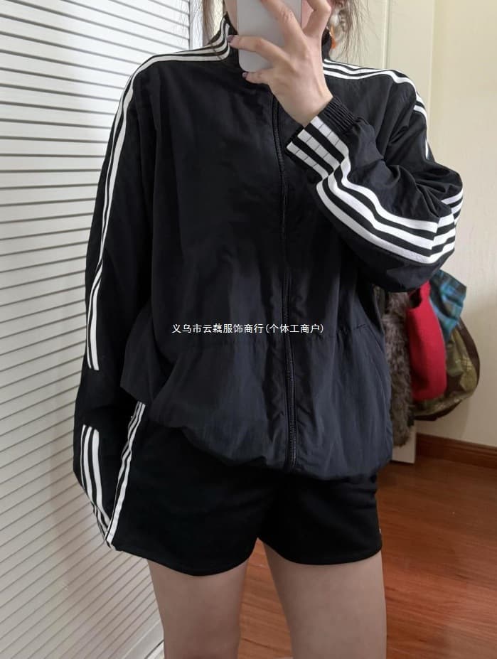 Classic three-stripe sports windbreaker for men and women, clover embroidered stand-up collar jacket, spring and autumn 41390 5