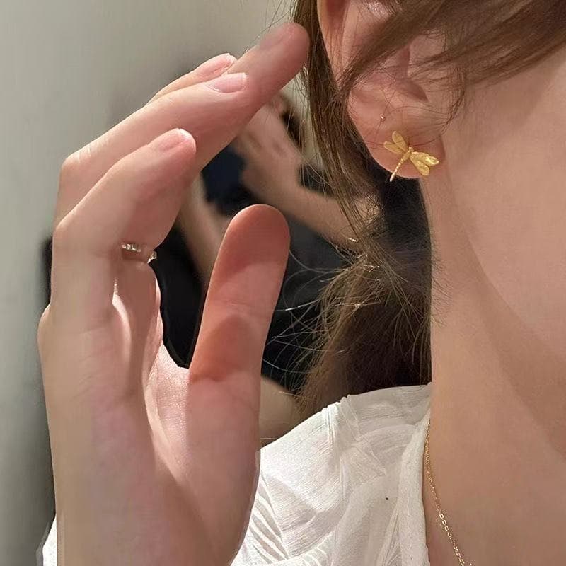 Exquisite and luxurious small dragonfly earrings for women, cute temperament, compact commuter student earrings, autumn and winter new styles wholesale 4