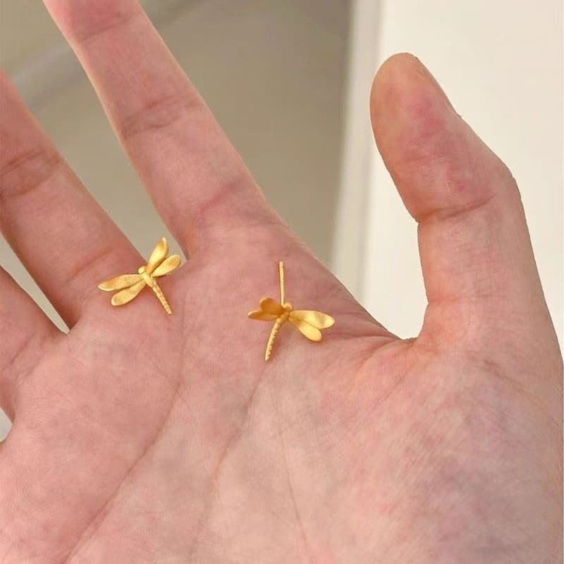 Exquisite and luxurious small dragonfly earrings for women, cute temperament, compact commuter student earrings, autumn and winter new styles wholesale