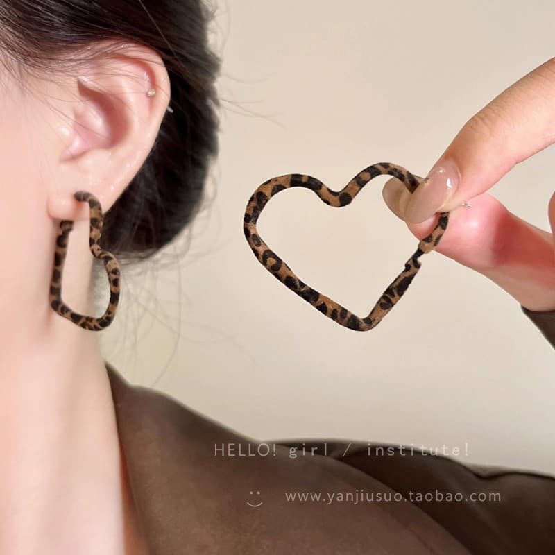 Early autumn European and American exaggerated leopard print flocking love earrings women's design ultra-light unique earrings 2025 new style 7