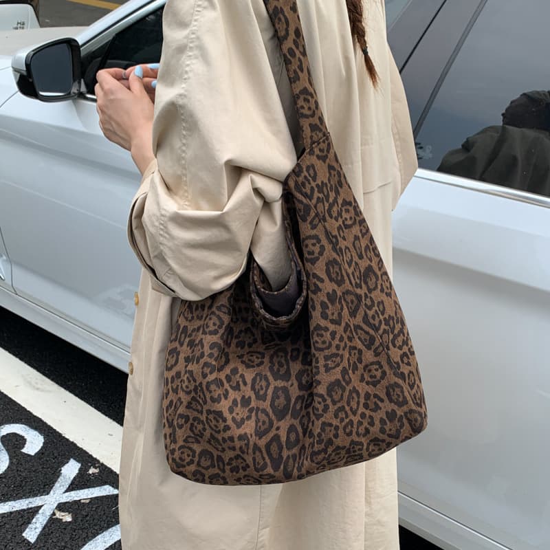 202 early autumn new niche design shoulder bag woolen fabric tote bag trendy personality simple women's bag 4