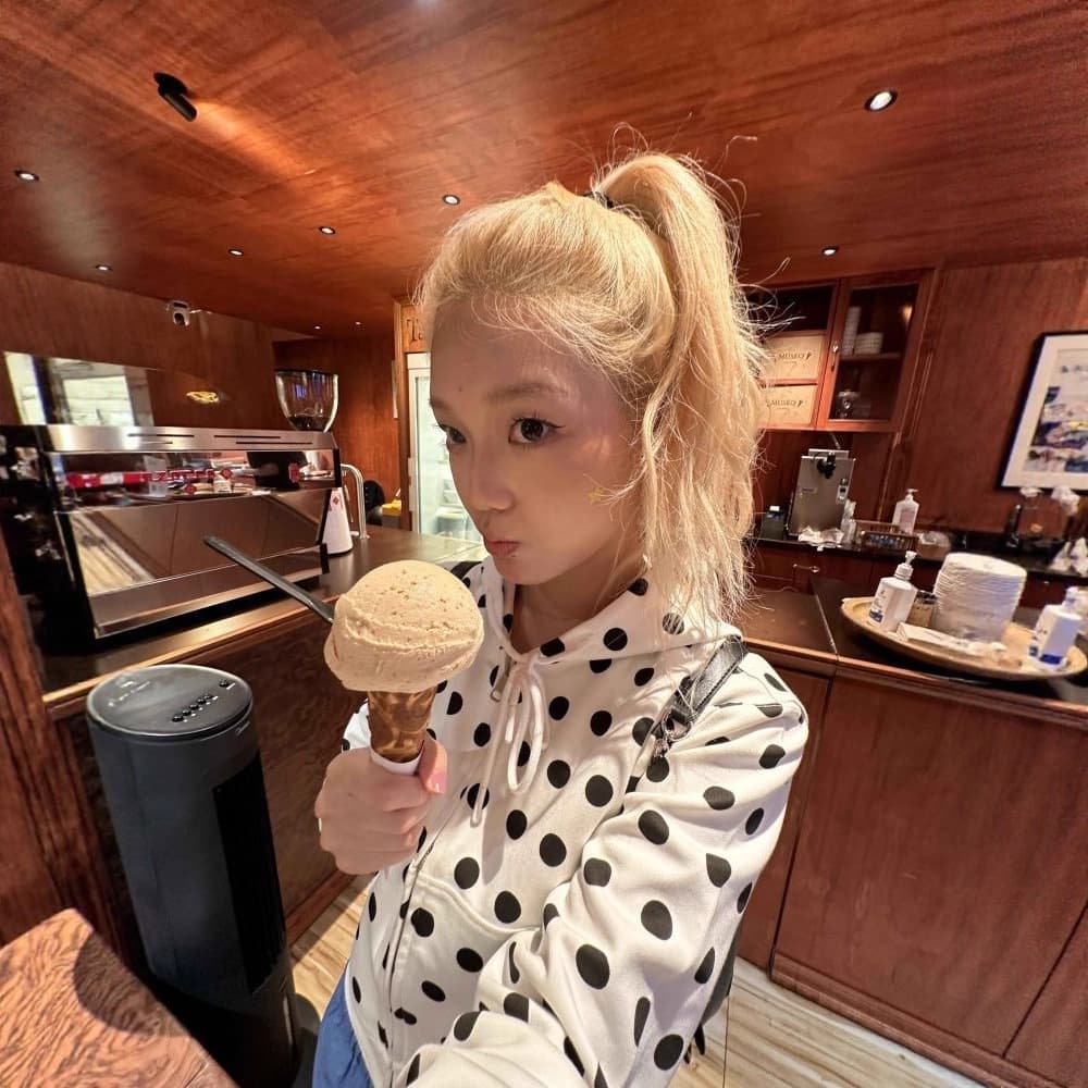 American retro white polka dot long-sleeved zipper cardigan sweatshirt for women early autumn new design versatile jacket short style 5