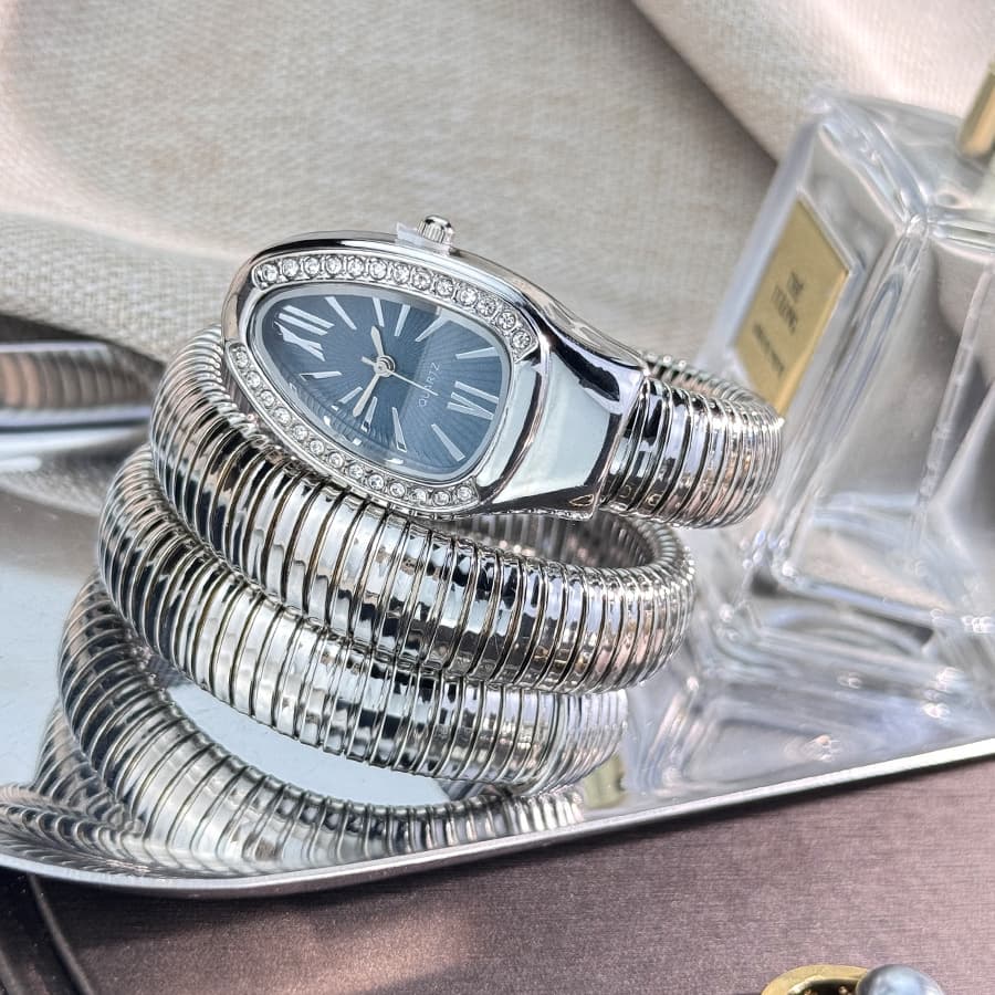Foreign trade snake-shaped women's bracelet watch spot creative versatile quartz watch wholesale personalized bracelet watch wholesale manufacturer 9