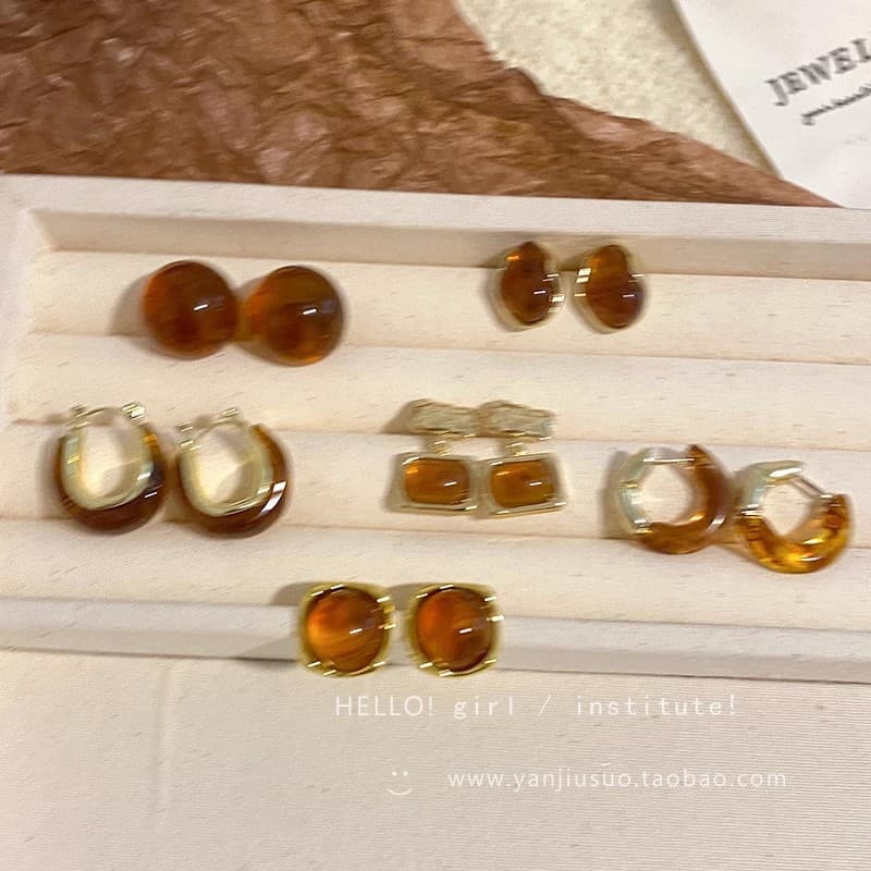 Popular Maillard retro coffee color earrings for women Hong Kong style light luxury temperament high-end earrings internet celebrity same style ear jewelry 4