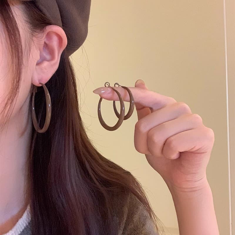 Popular Maillard retro coffee color earrings for women Hong Kong style light luxury temperament high-end earrings internet celebrity same style ear jewelry 5