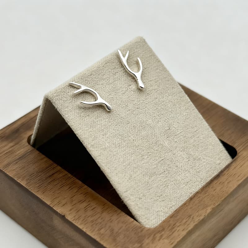 S925 sterling silver stud earrings for women, exquisite and simple antler-shaped earrings, suitable for daily commuting to work. 4