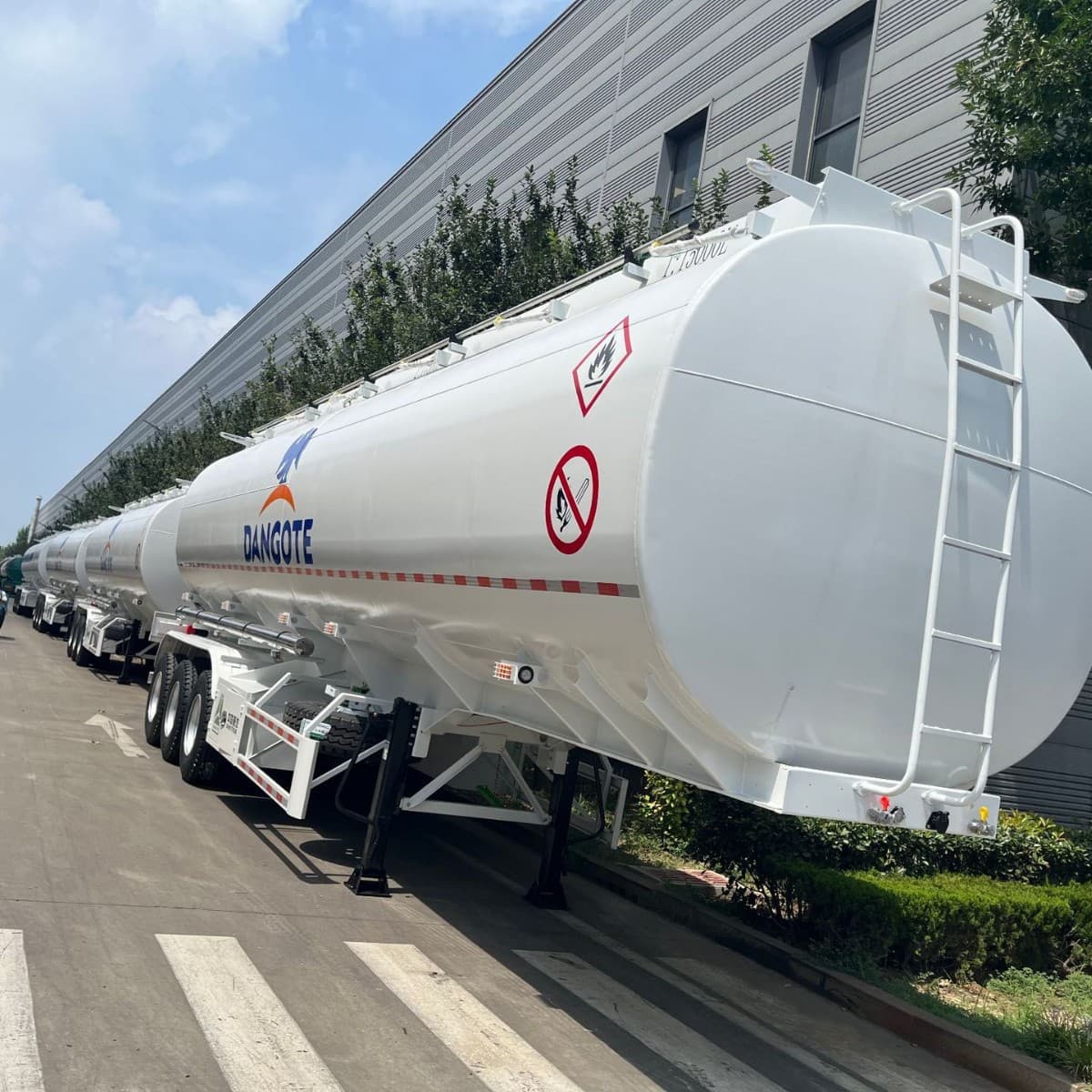 Cross-border self-sale of ordinary liquid semi-trailer tank trucks 35, 45, 55 cubic meters transport tank trucks 2