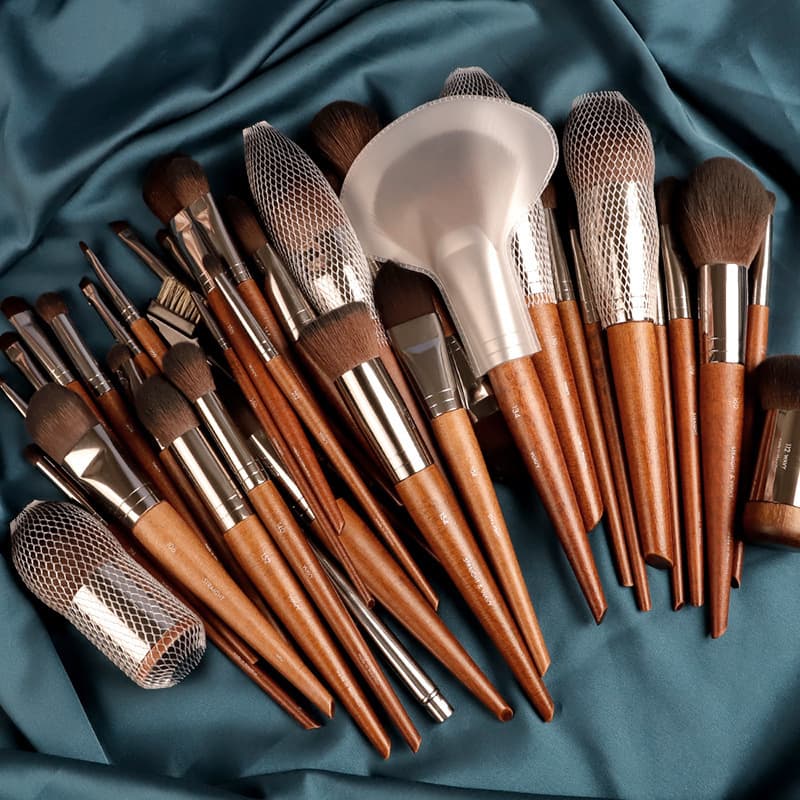 Brush, foundation, face blush for contouring 1