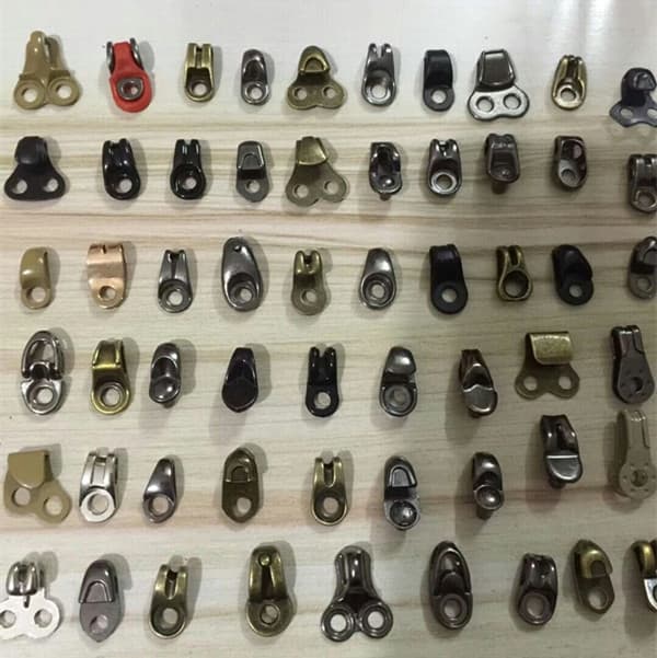 Providing a variety of alloy mountaineering shoe buckles, labor insurance shoe buckle manufacturers, sports shoe buckles, buckle shoes 3