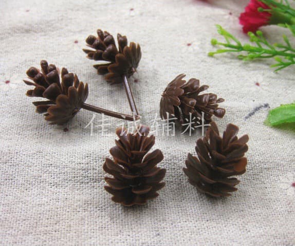 Plastic simulation pine cones Plastic large and small pine cones Christmas craft accessories DIY accessories 2-8.5CM 1