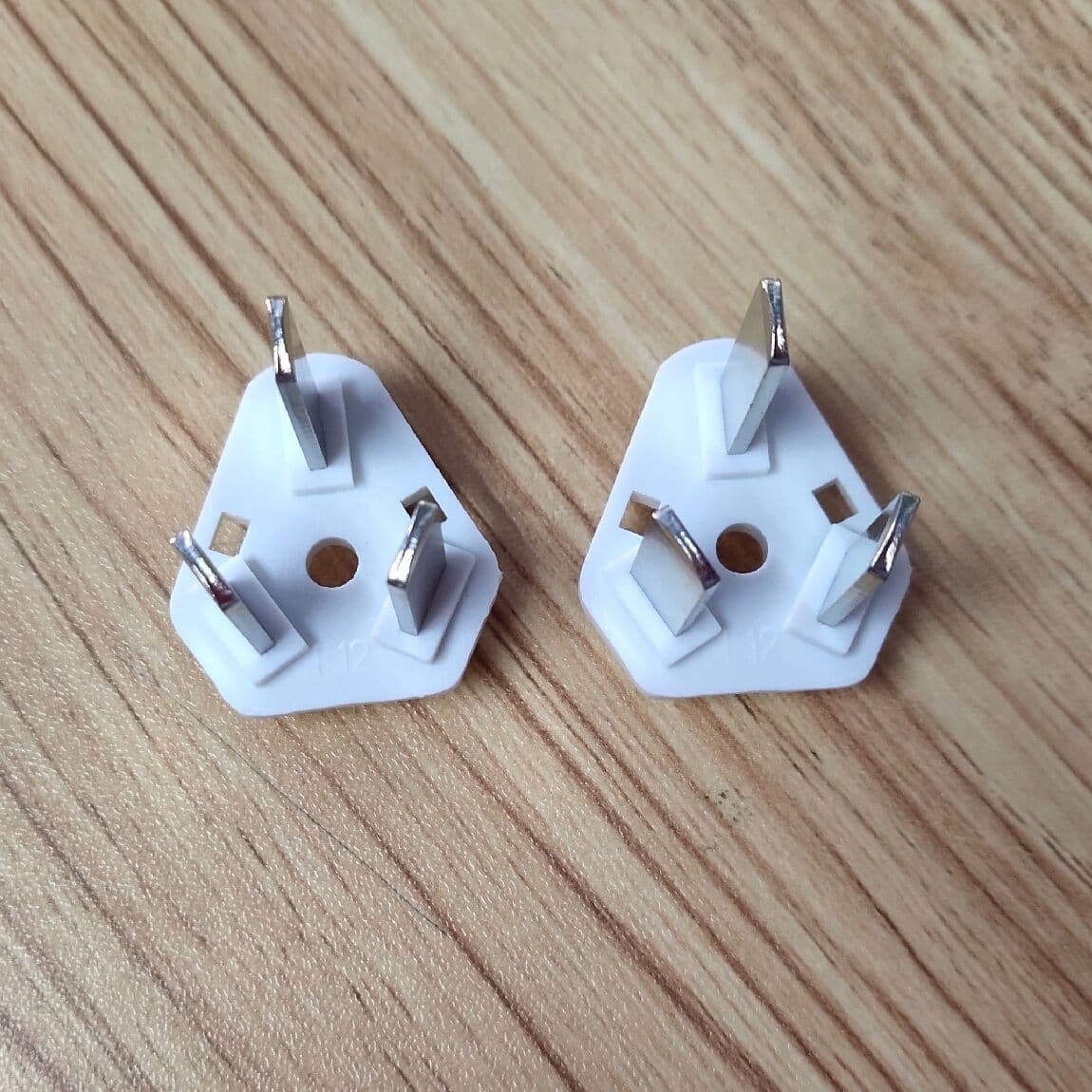 China plug inner frame three plug integrated inner frame China power cord two plug inner frame bracket 2