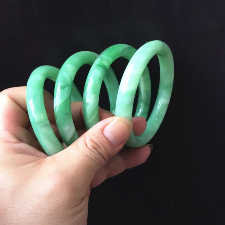 Running rivers and lakes stalls jade floor hot -selling new products ten yuan model jade bracelets to debt glass bracelets 2