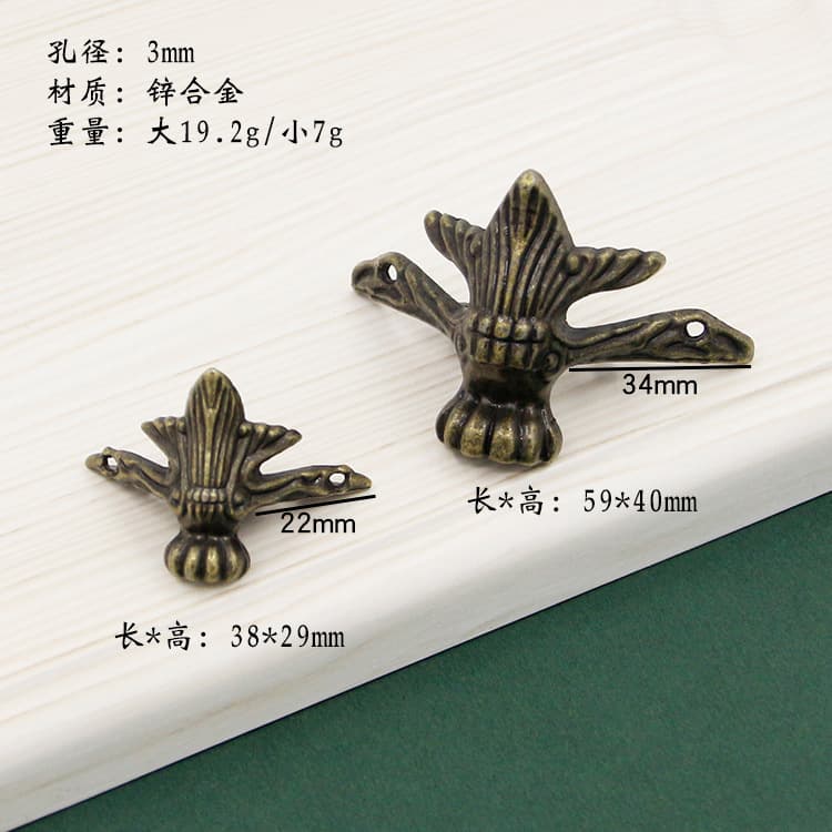 The bottom feet are antique feet decorate the bottom beast foot packing boxes on the four side of the foot, the golden box brocade of the gold box, the bottom of the bottom 3