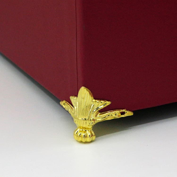The bottom feet are antique feet decorate the bottom beast foot packing boxes on the four side of the foot, the golden box brocade of the gold box, the bottom of the bottom 4