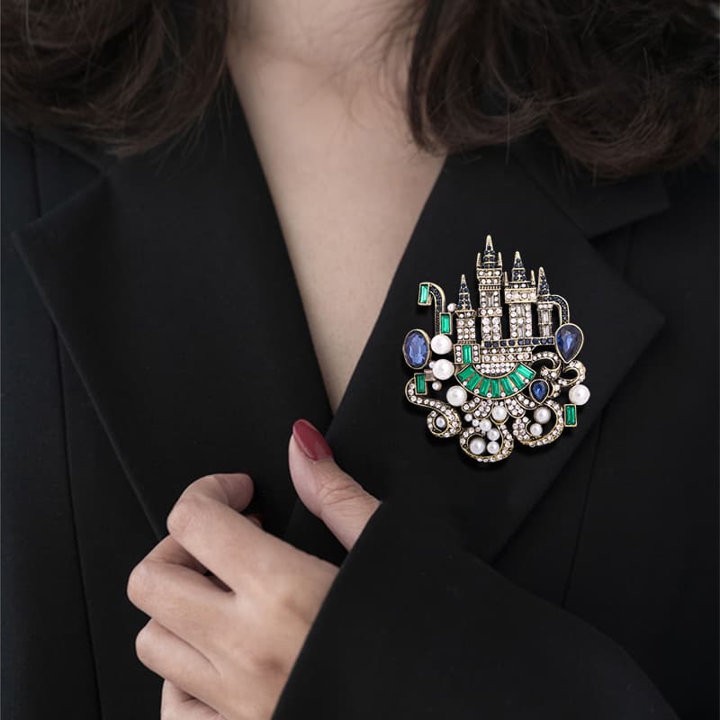 Retro castle, brooch, fashionable golden water lapel pin, European style 3