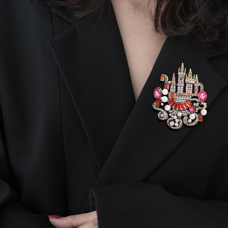 Retro castle, brooch, fashionable golden water lapel pin, European style 4