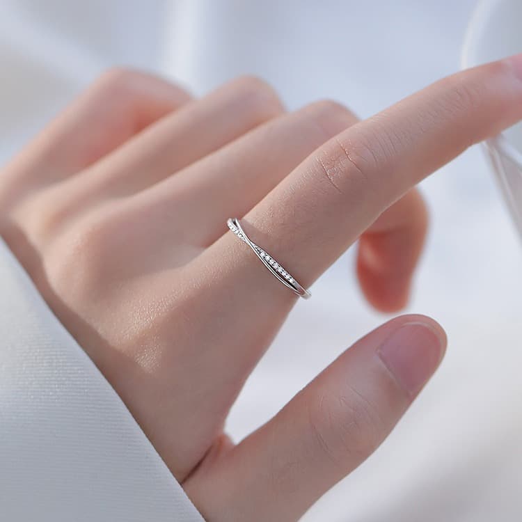 Japanese elegant ring, simple and elegant design, on index finger