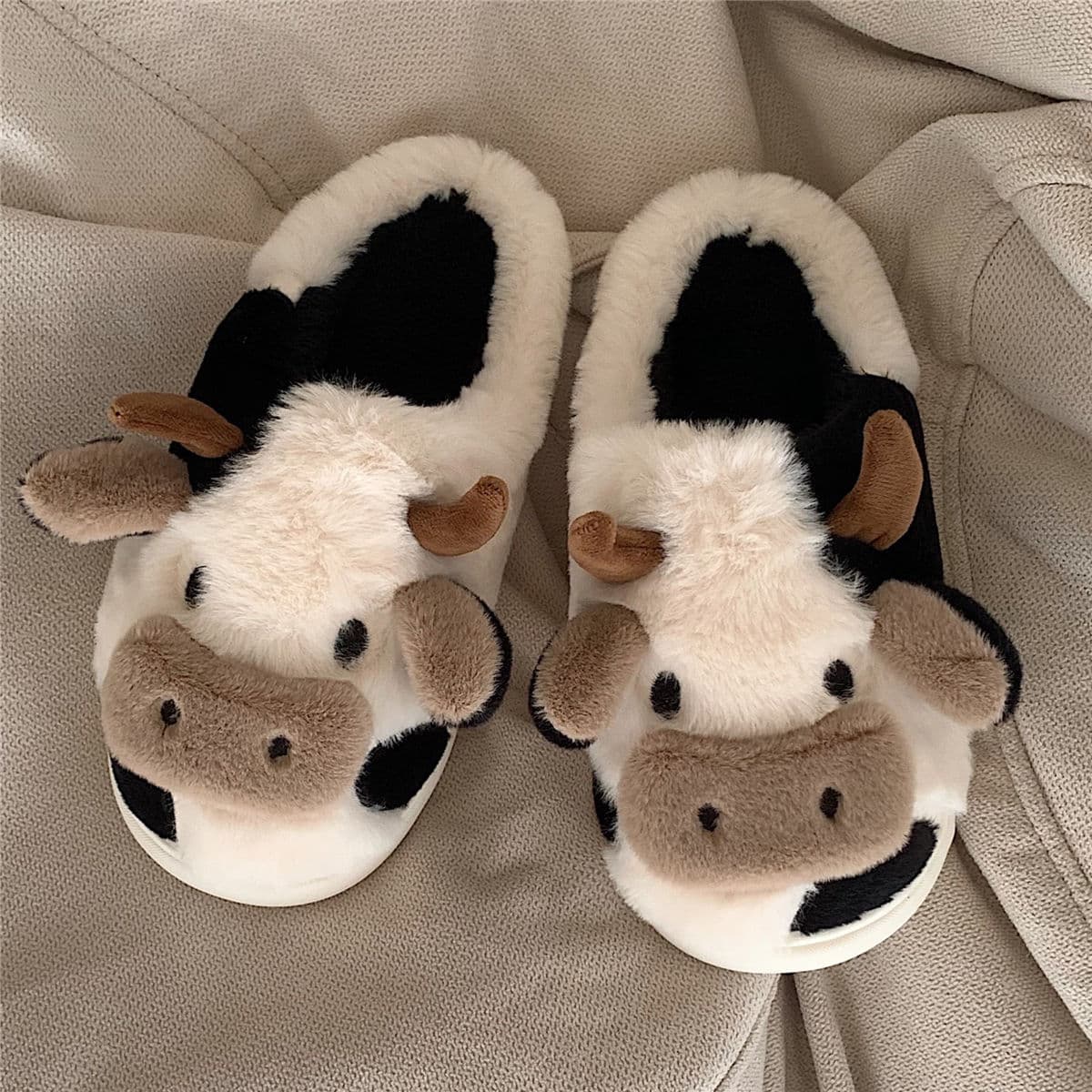 Cute winter fashionable slippers, keep warm comfortable footwear for pregnant, closed toe 1