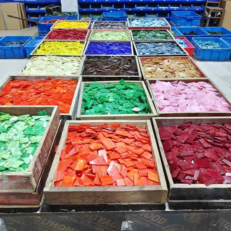 Manufacturers supply a variety of crushed glass glass edges and corners rich in color support mixed batches 2