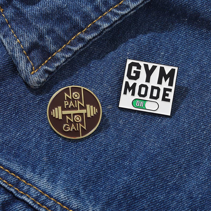 [外贸新款 方形圆盘字母GYM MOOE 创意个性滴油烤漆金属胸针] 2