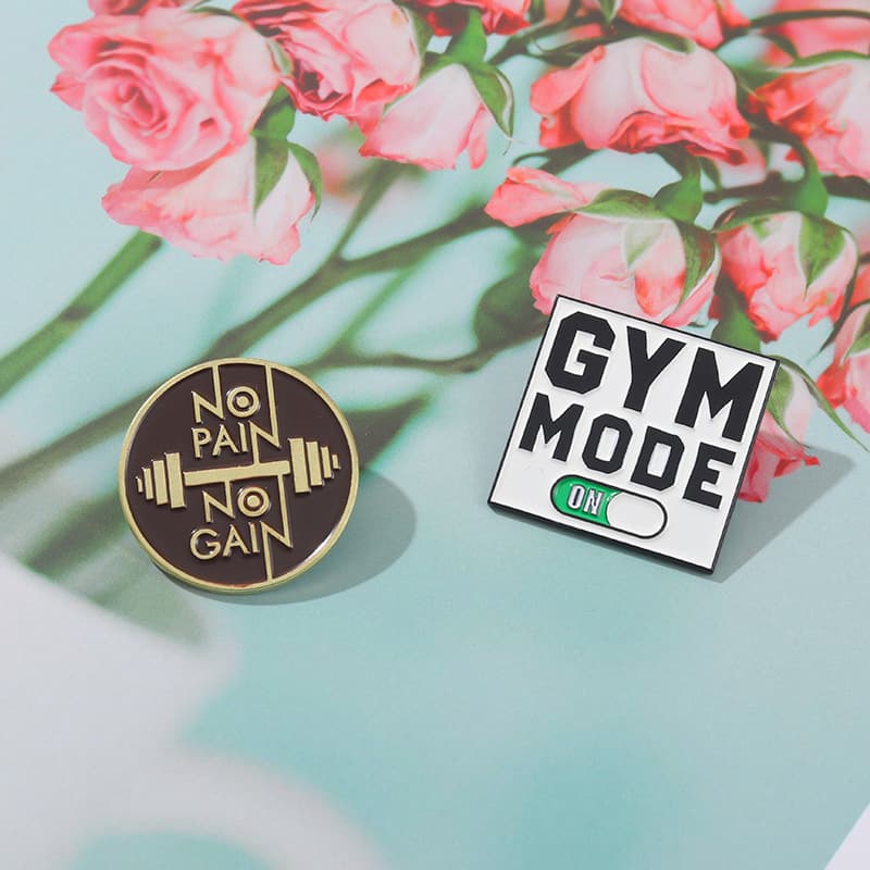 [外贸新款 方形圆盘字母GYM MOOE 创意个性滴油烤漆金属胸针] 3