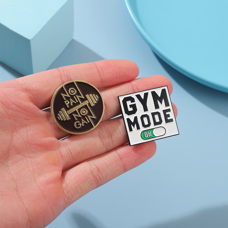 [外贸新款 方形圆盘字母GYM MOOE 创意个性滴油烤漆金属胸针] 4