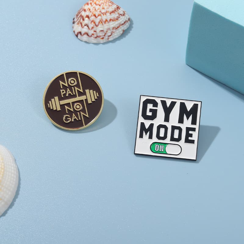 [外贸新款 方形圆盘字母GYM MOOE 创意个性滴油烤漆金属胸针]