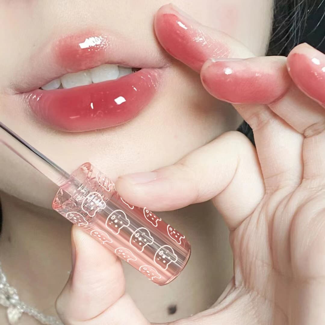 Lip gloss, glossy lipstick, mirror effect 2