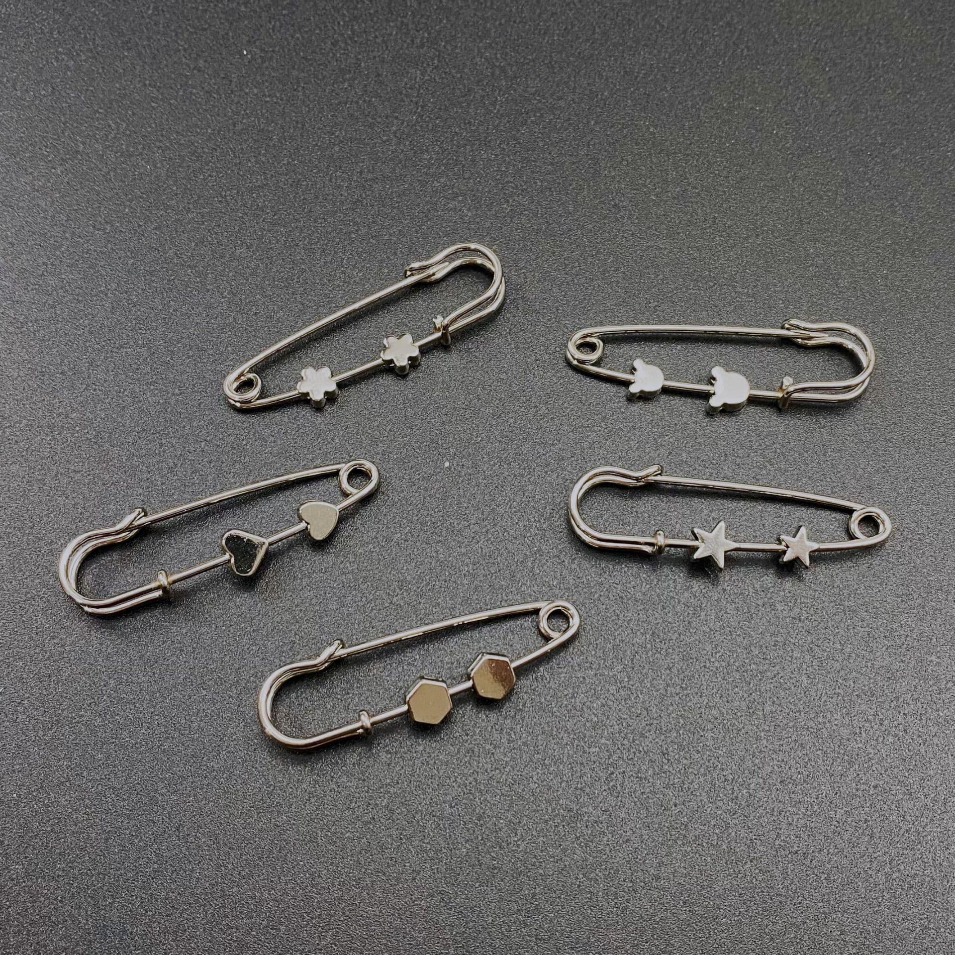 Exquisite small waist circumference changes to a small needle to regulate waist pants to tighten the artifact fixing clothes to prevent the optical brooch 4
