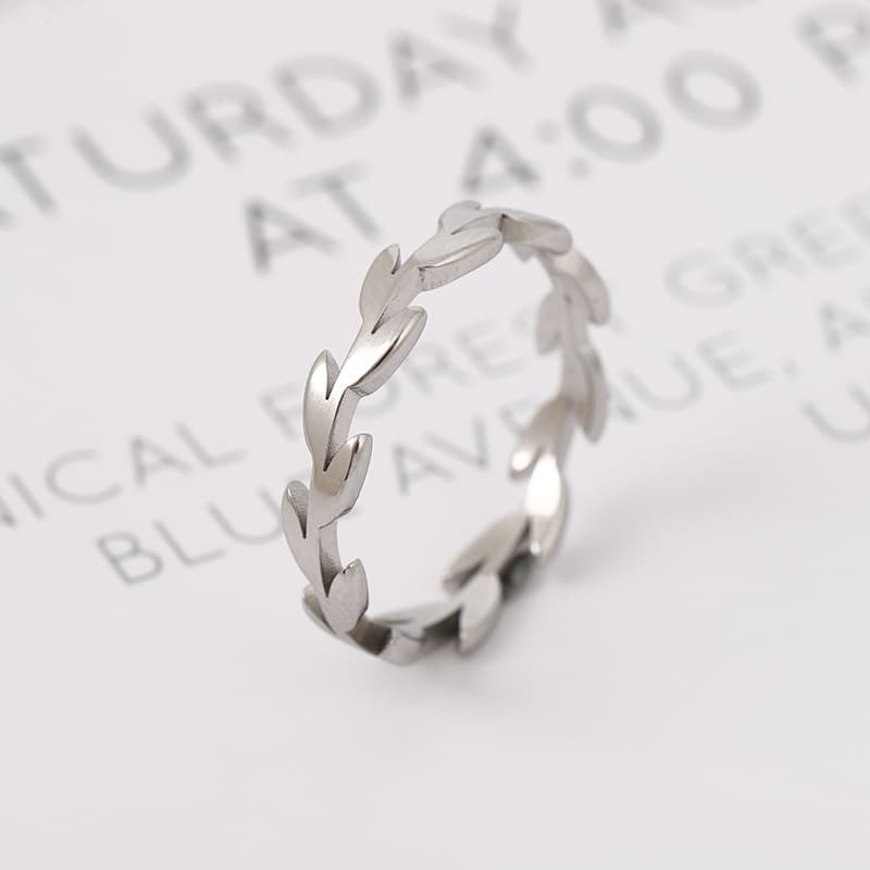 Small fresh universal ring stainless steel, 750 sample gold, on index finger 2