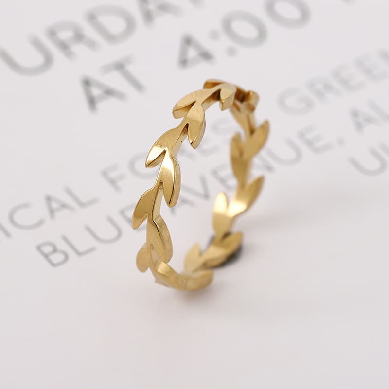 Small fresh universal ring stainless steel, 750 sample gold, on index finger 3