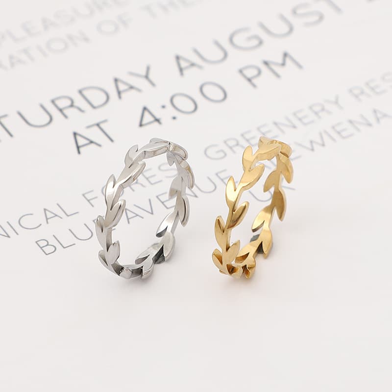 Small fresh universal ring stainless steel, 750 sample gold, on index finger 1
