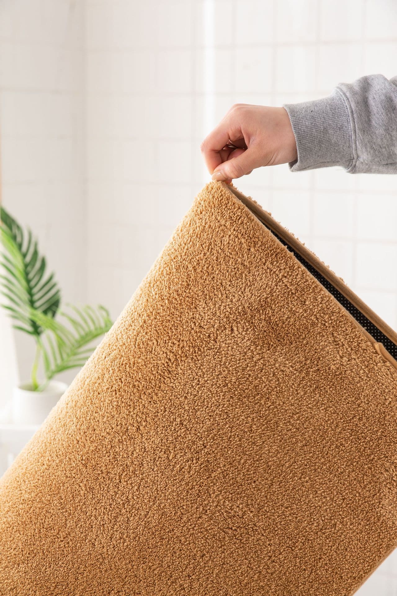 Carpet for home use for living room, simple and elegant design, increased thickness, water absorbent 2