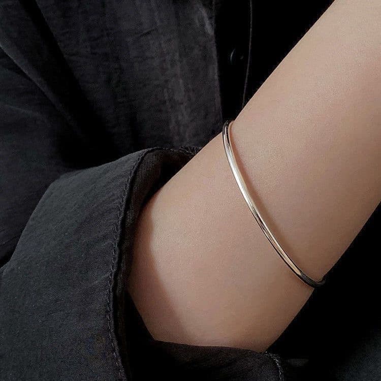 Glossy design women's bracelet, simple and elegant design, trend of season, light luxury style, bright catchy style, high-quality style 4