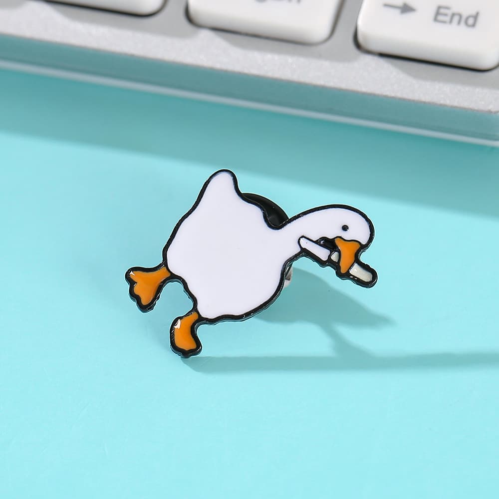 [Untitled Goose Game趣味游戏大鹅叼刀胸针卡通可爱白鹅别针批发] 4