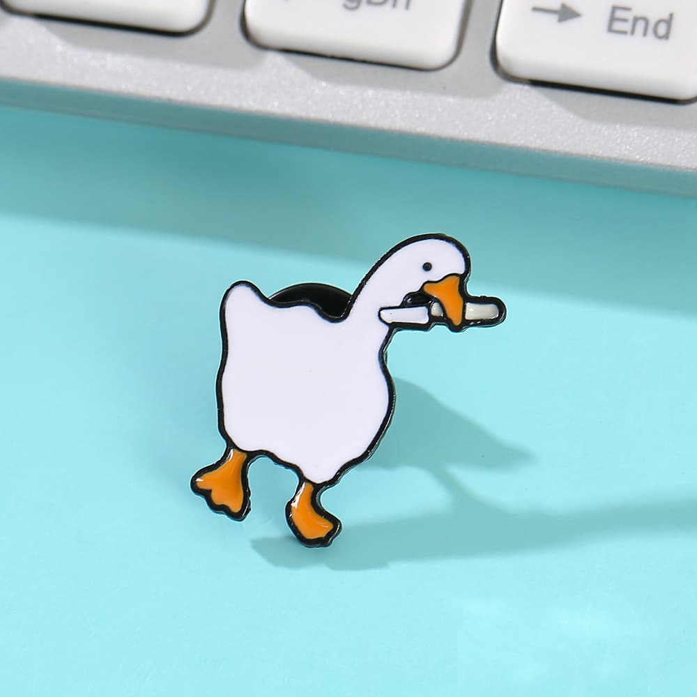 [Untitled Goose Game趣味游戏大鹅叼刀胸针卡通可爱白鹅别针批发] 1