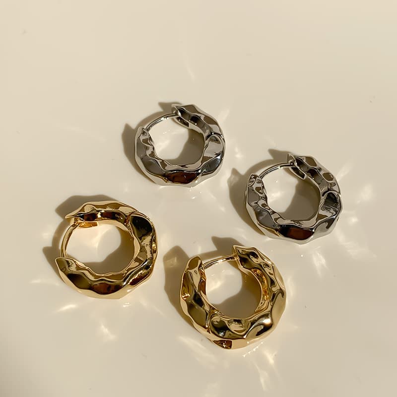 Retro metal geometric brand small design earrings, European style, light luxury style, simple and elegant design 2