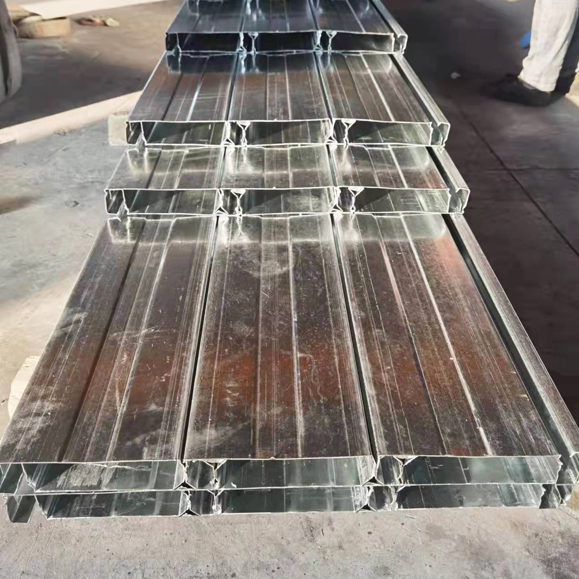 Guangdong spot type 1000 galvanized floor deck construction engineering steel structure load-bearing flat bottom truss floor deck steel 2