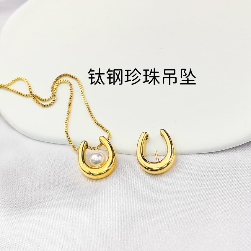 Necklace stainless steel from pearl, 750 sample gold, light luxury style