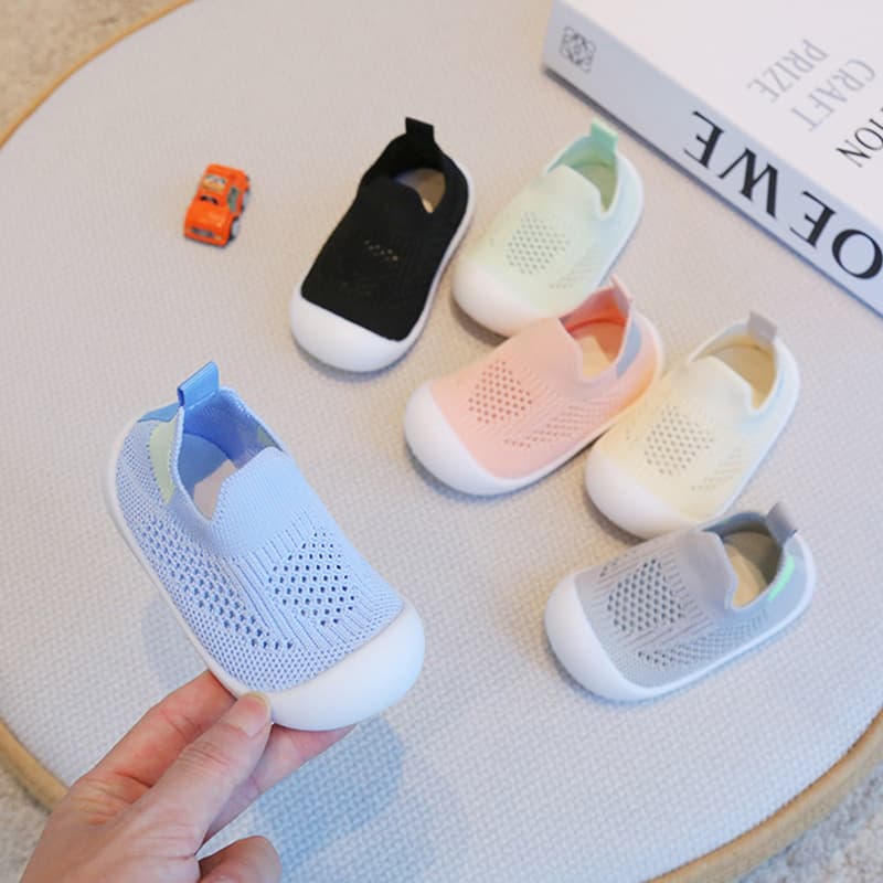 Summer children's breathable casual footwear for early age for men and women for leisure, made with flyknit technology, soft sole 1