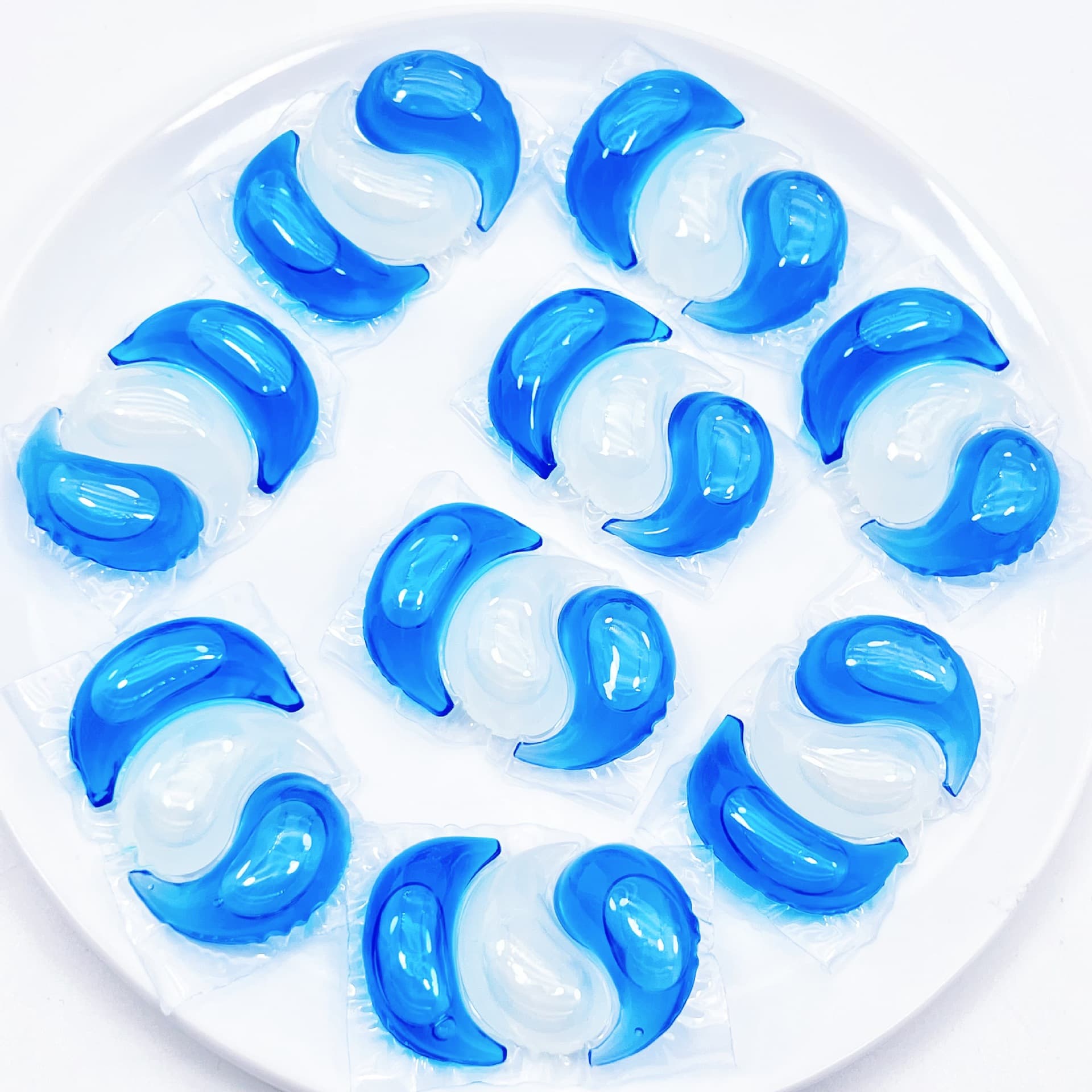 Laundry capsules, hygienic conditioner, washing powder strongly flavoured, three-in-one 2