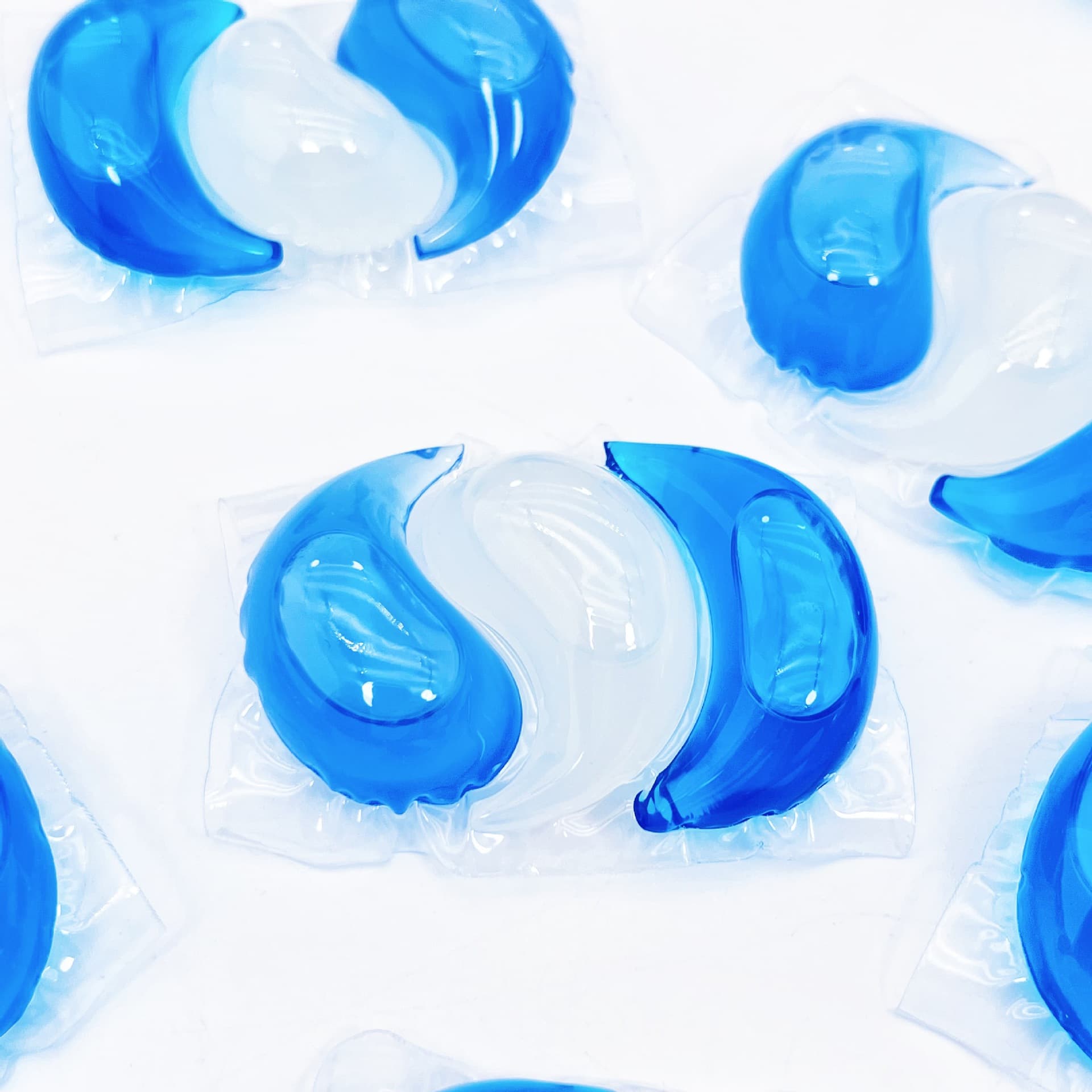 Laundry capsules, hygienic conditioner, washing powder strongly flavoured, three-in-one 3
