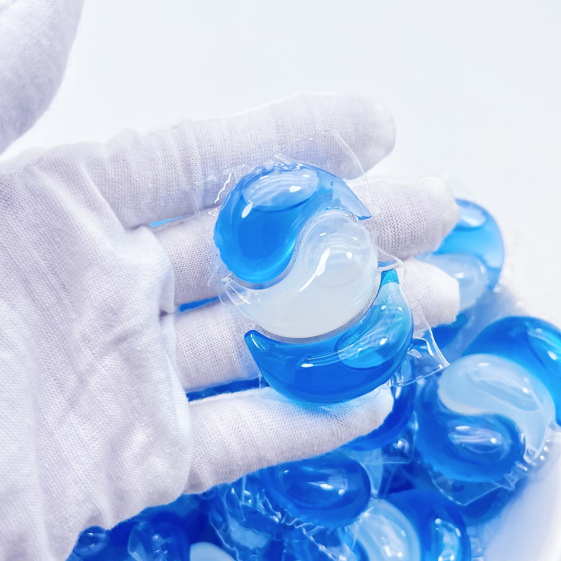 Laundry capsules, hygienic conditioner, washing powder strongly flavoured, three-in-one 4