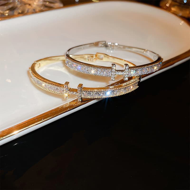 Elegant bracelet with zircon with letters, universal jewelry, European style, high-quality style, light luxury style, simple and elegant design 2