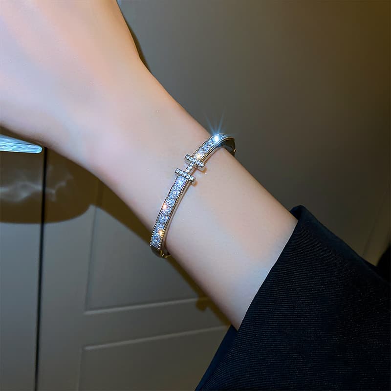 Elegant bracelet with zircon with letters, universal jewelry, European style, high-quality style, light luxury style, simple and elegant design 4