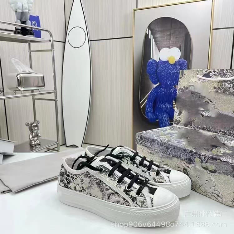 Cloth espadrilles platform, universal low casual footwear with shoelaces, sneakers, with embroidery, height increasing 4